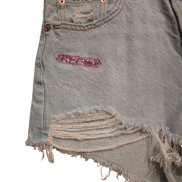 Levi's Light wash Women's Denim Pink Patch Destressed Shorts - Picture 4 of 9